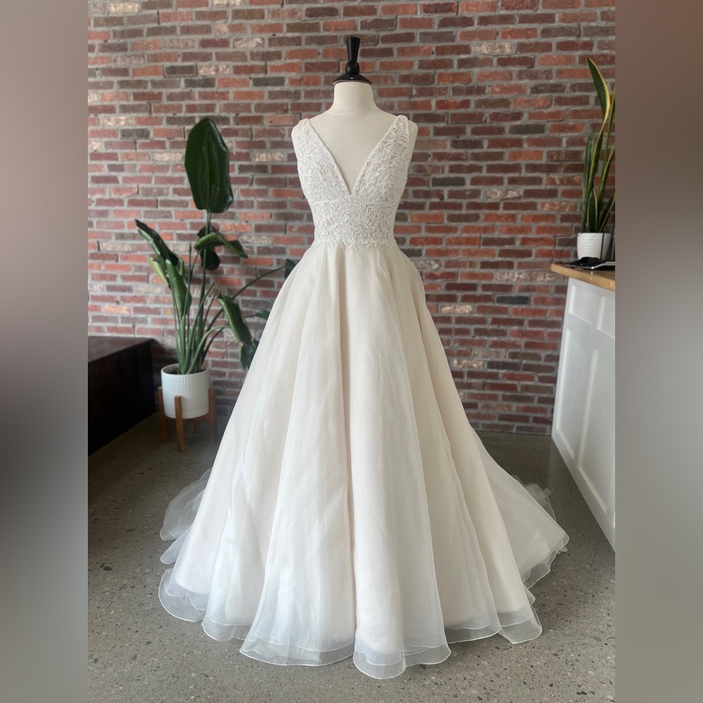 Elegant White Lace Wedding Dress